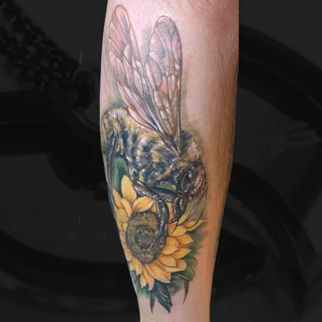 Tatuagem de abelhas e flores 3