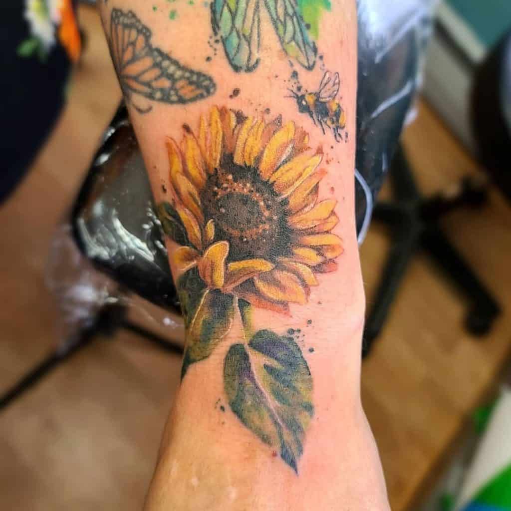 Tatuagem de abelhas e flores 4