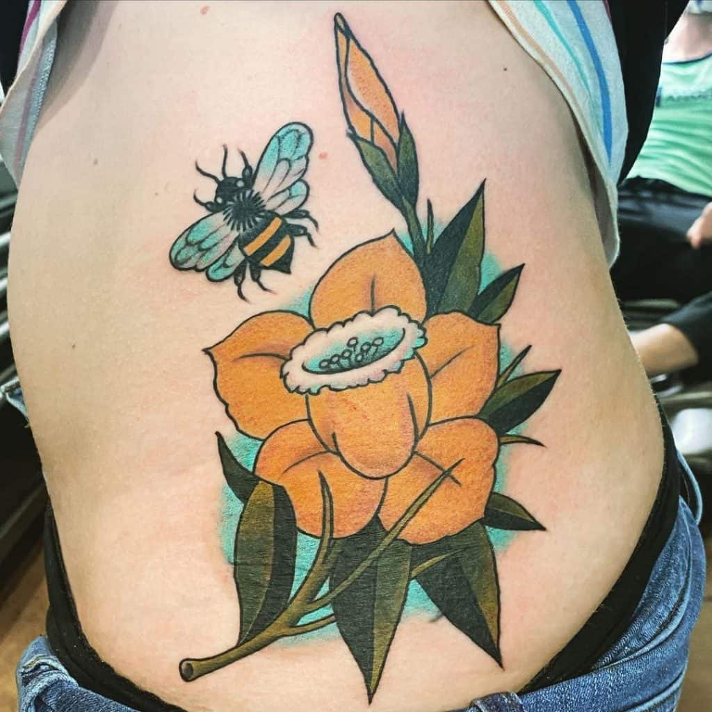 Tatuagem de abelhas e flores 5