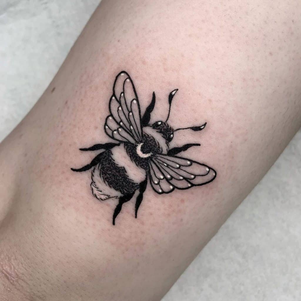 Tatuagem de abelha preta 1