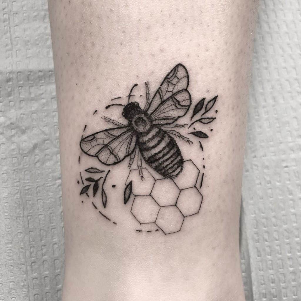 Tatuagem de abelha negra 3