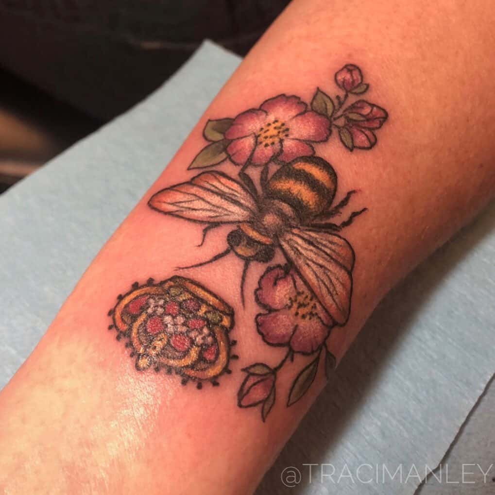 Tatuagem de abelha rainha 4