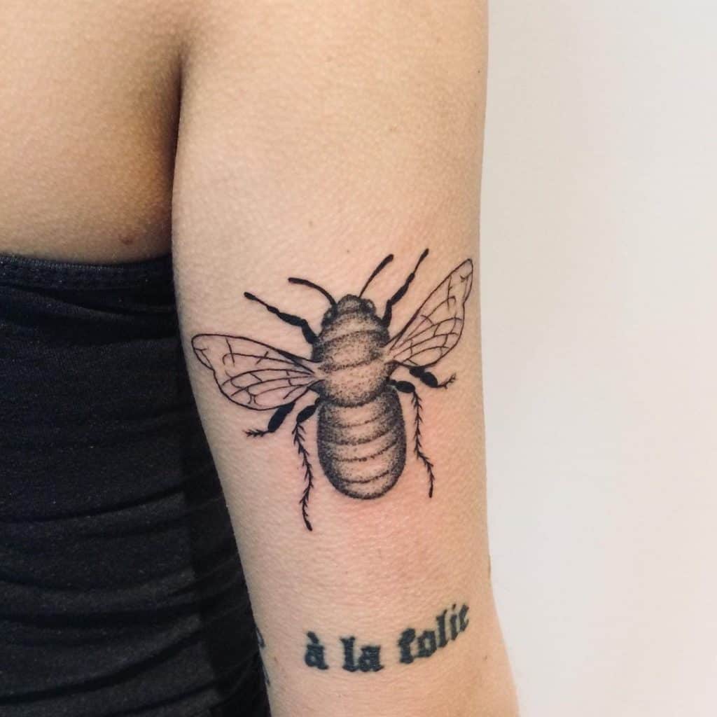 Tatuagem de abelha preta 5