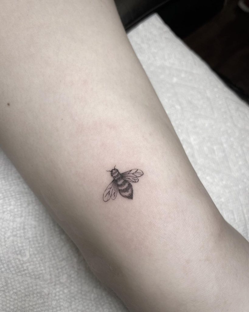 Tatuagem de abelha minúscula 1