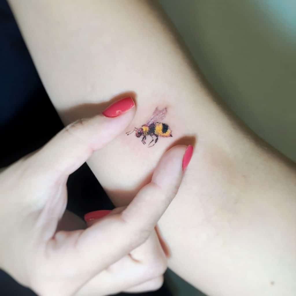 Tatuagem de abelha minúscula 2