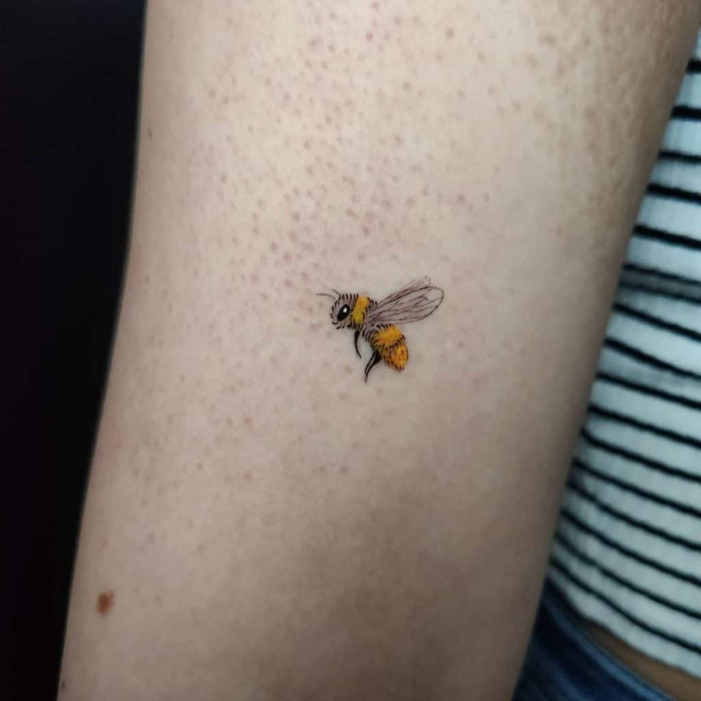 Tatuagem de abelha minúscula 3