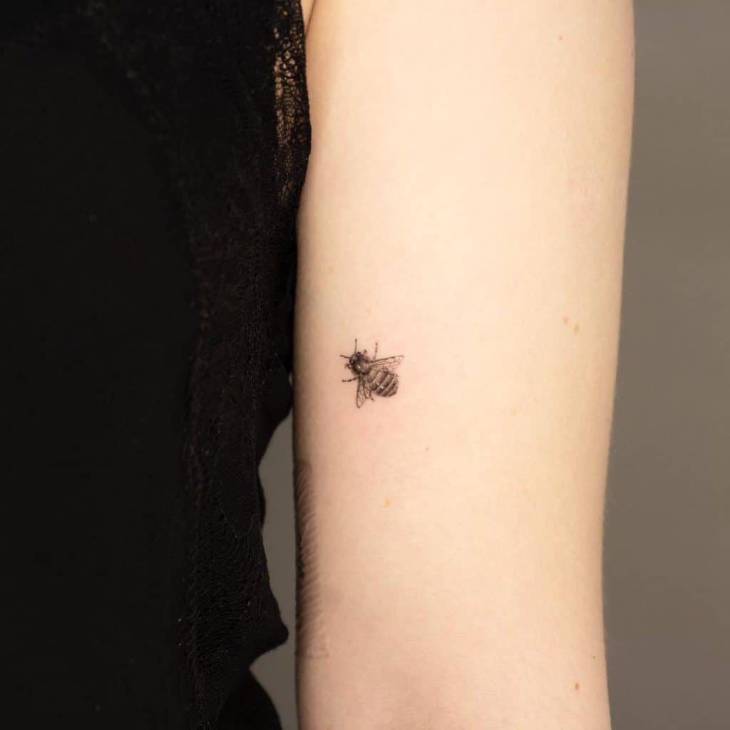Tatuagem de abelha minúscula 4