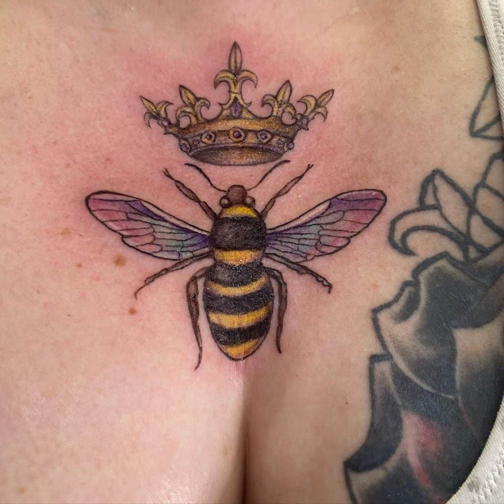 Tatuagem de abelha rainha 5