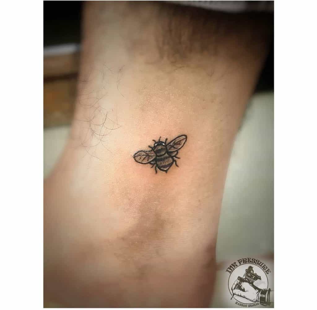 Tatuagem de abelha pequena 5