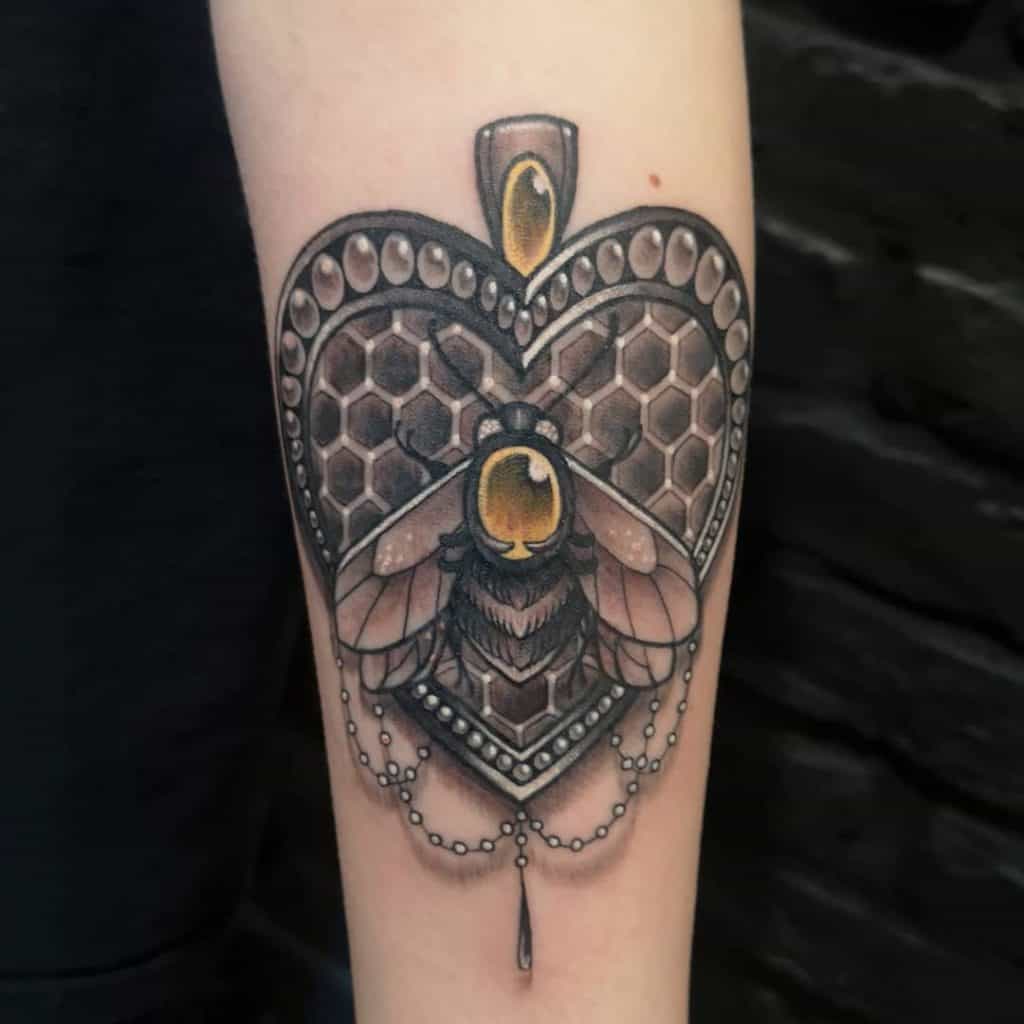 Tatuagem de abelha enorme 1