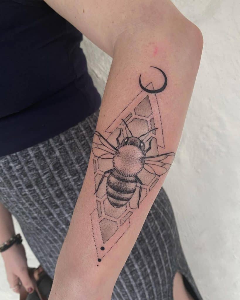 Tatuagem de abelha enorme 2