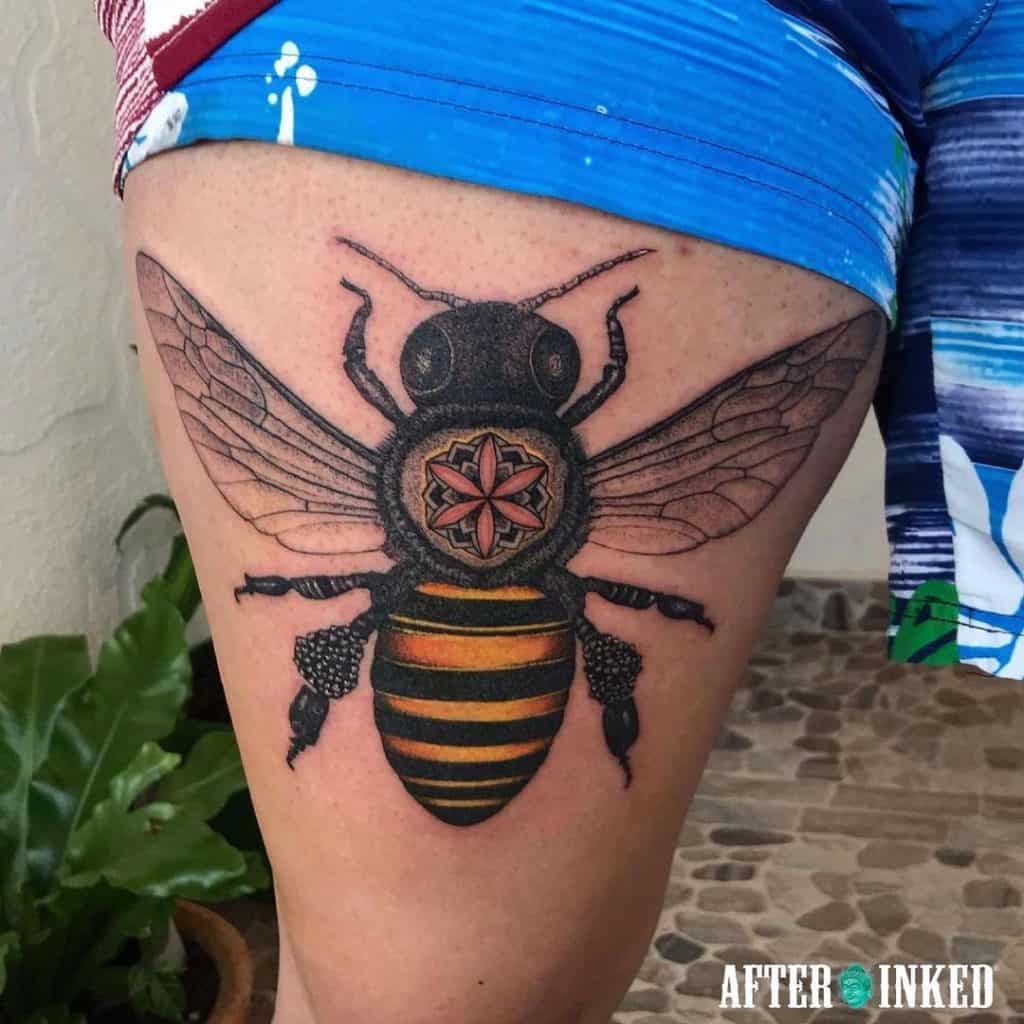 Tatuagem de abelha enorme 3