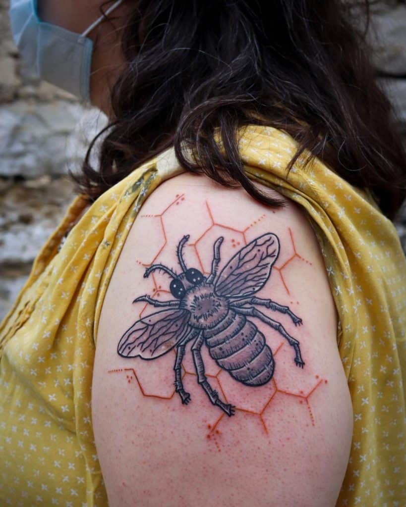Tatuagem de abelha enorme 5
