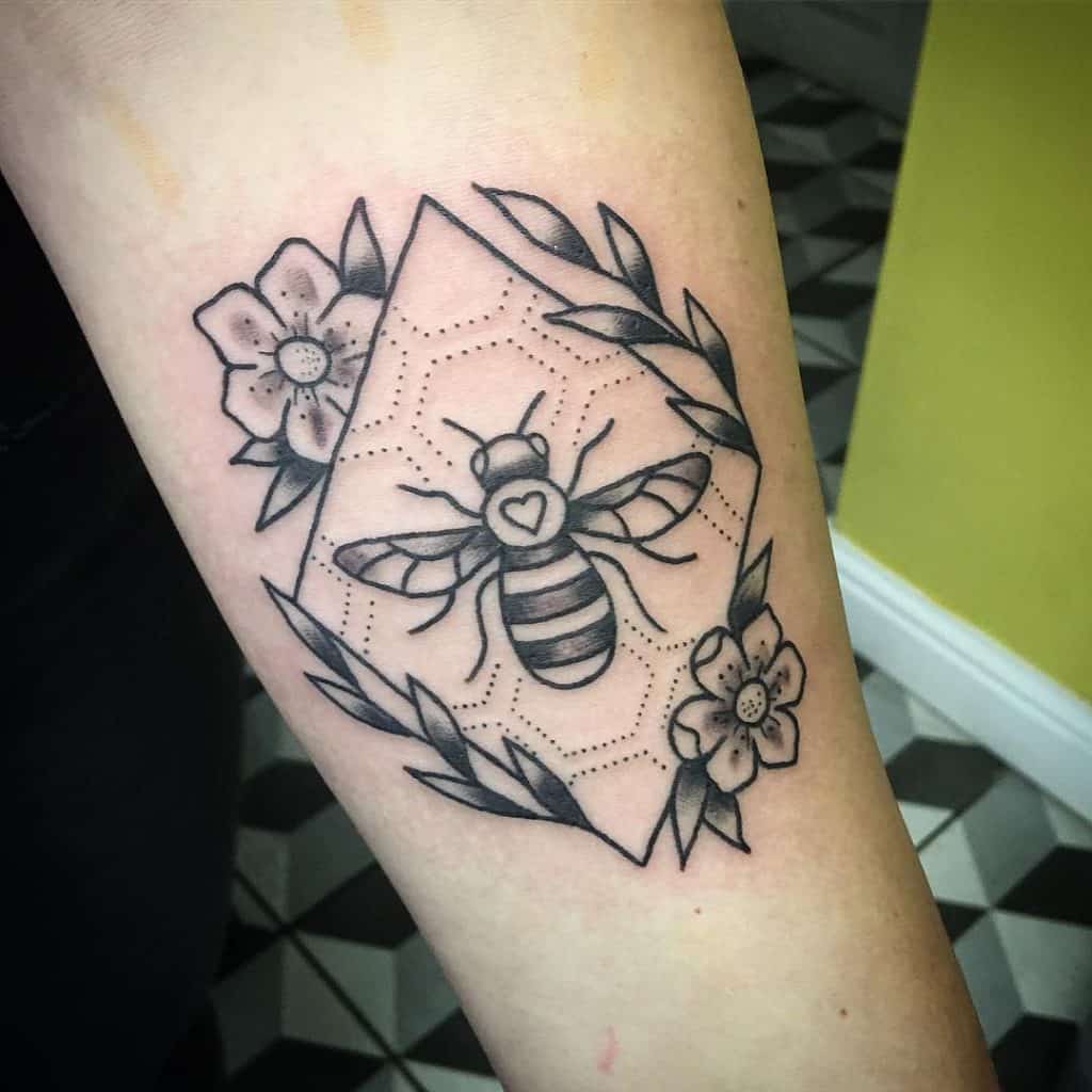 Tatuagem de abelha Manchester 2