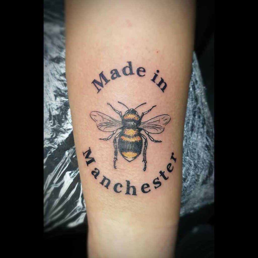 Tatuagem de abelha em Manchester 3