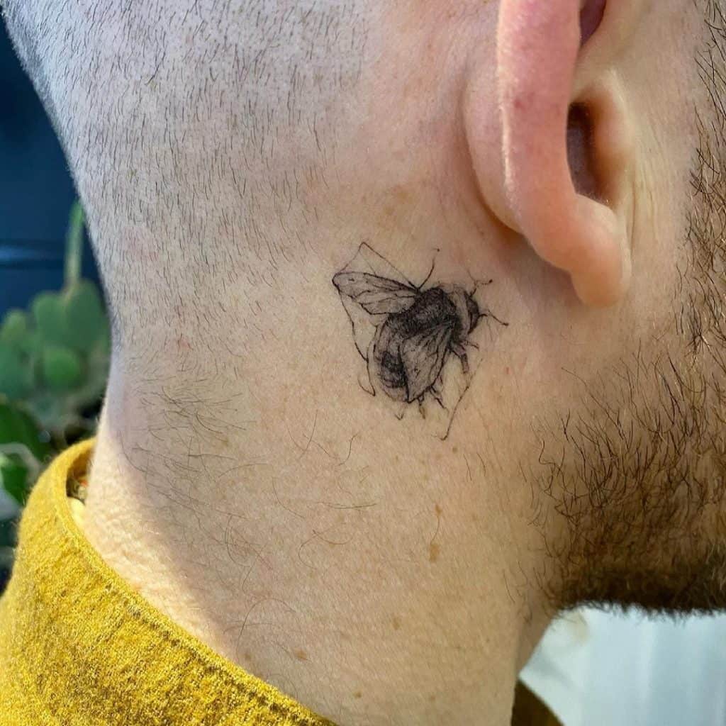 Tatuagem de abelha atrás da orelha 2
