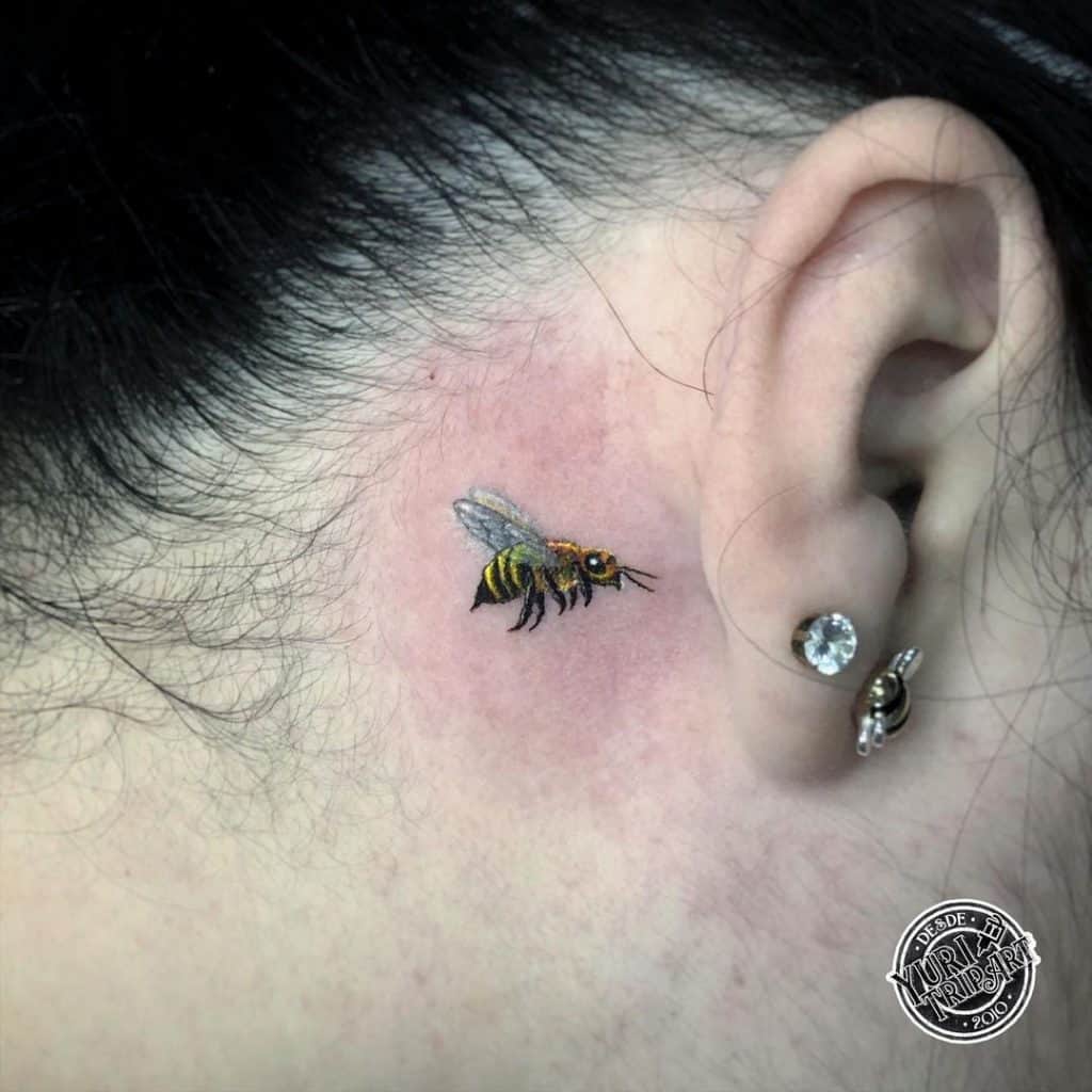 Tatuagem de abelha atrás da orelha 3