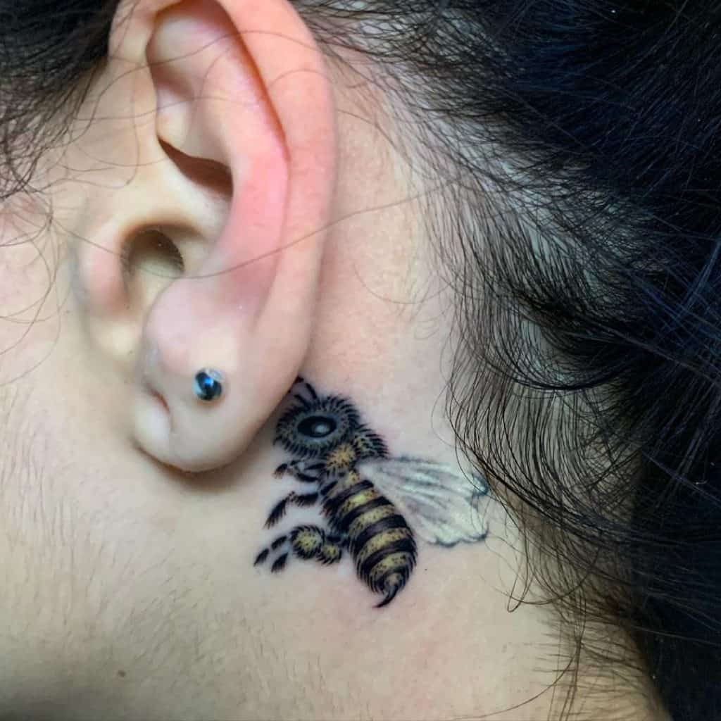 Tatuagem de abelha atrás da orelha 4