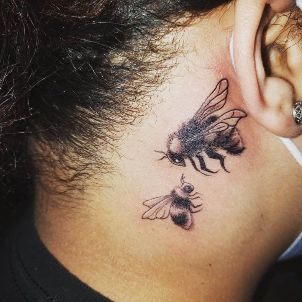 Tatuagem de abelha atrás da orelha 5