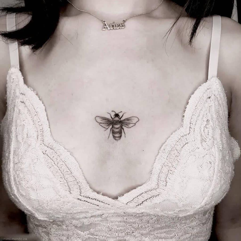 Tatuagem de abelha no peito 1