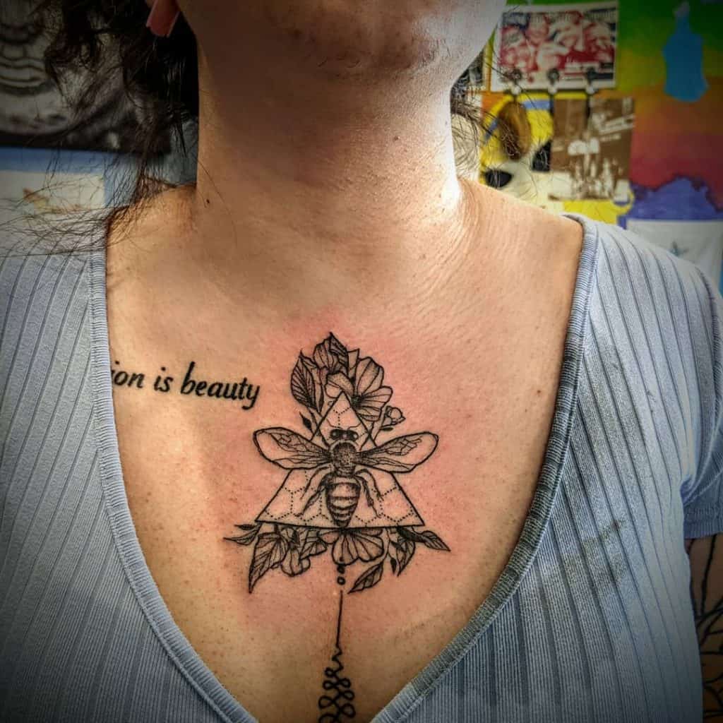 Tatuagem de abelha no peito 5