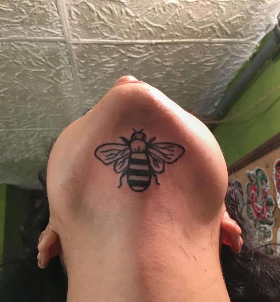 Tatuagem de pescoço de abelha 1