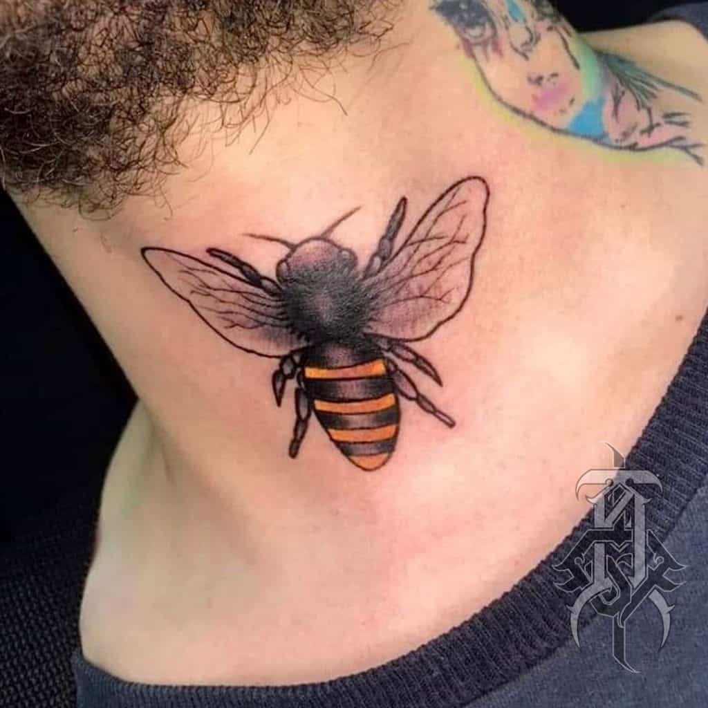 Tatuagem de pescoço de abelha 2