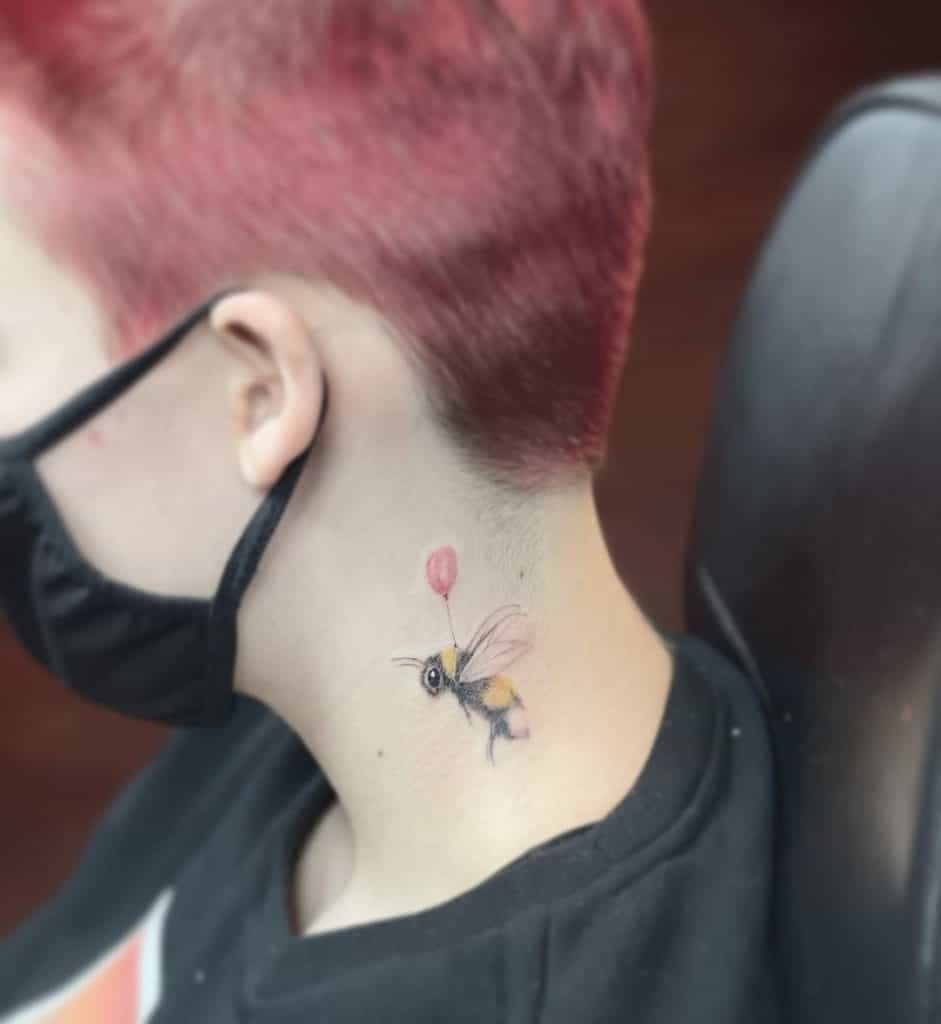 Tatuagem de pescoço de abelha 3
