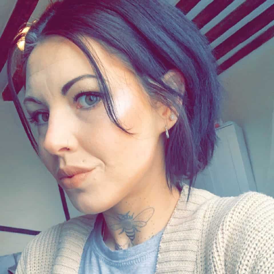 Tatuagem de pescoço de abelha 4