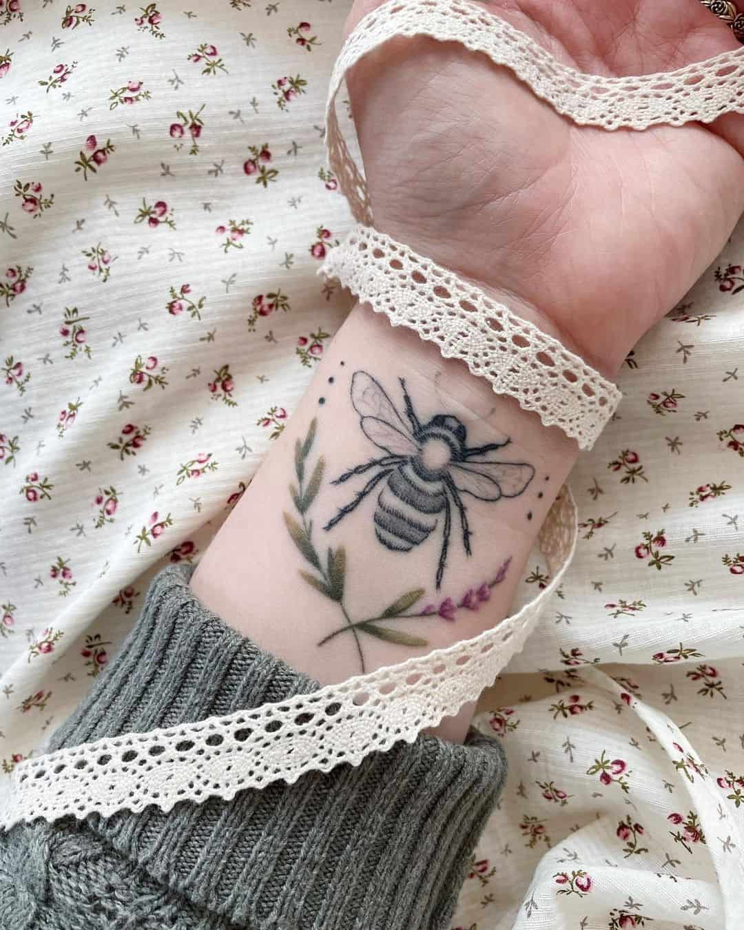 Tatuagem lavanda com abelhas