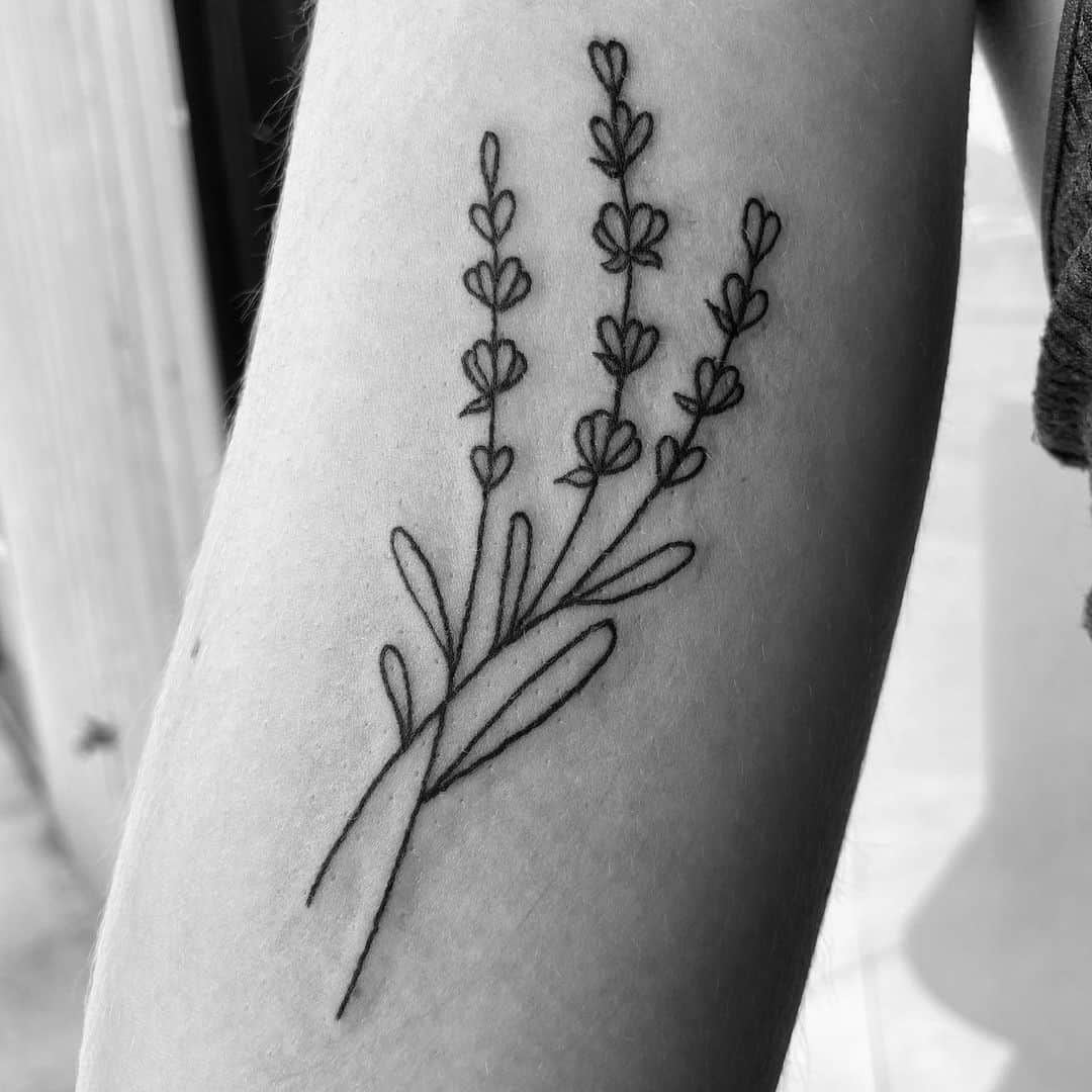 Tatuagem lavanda preta