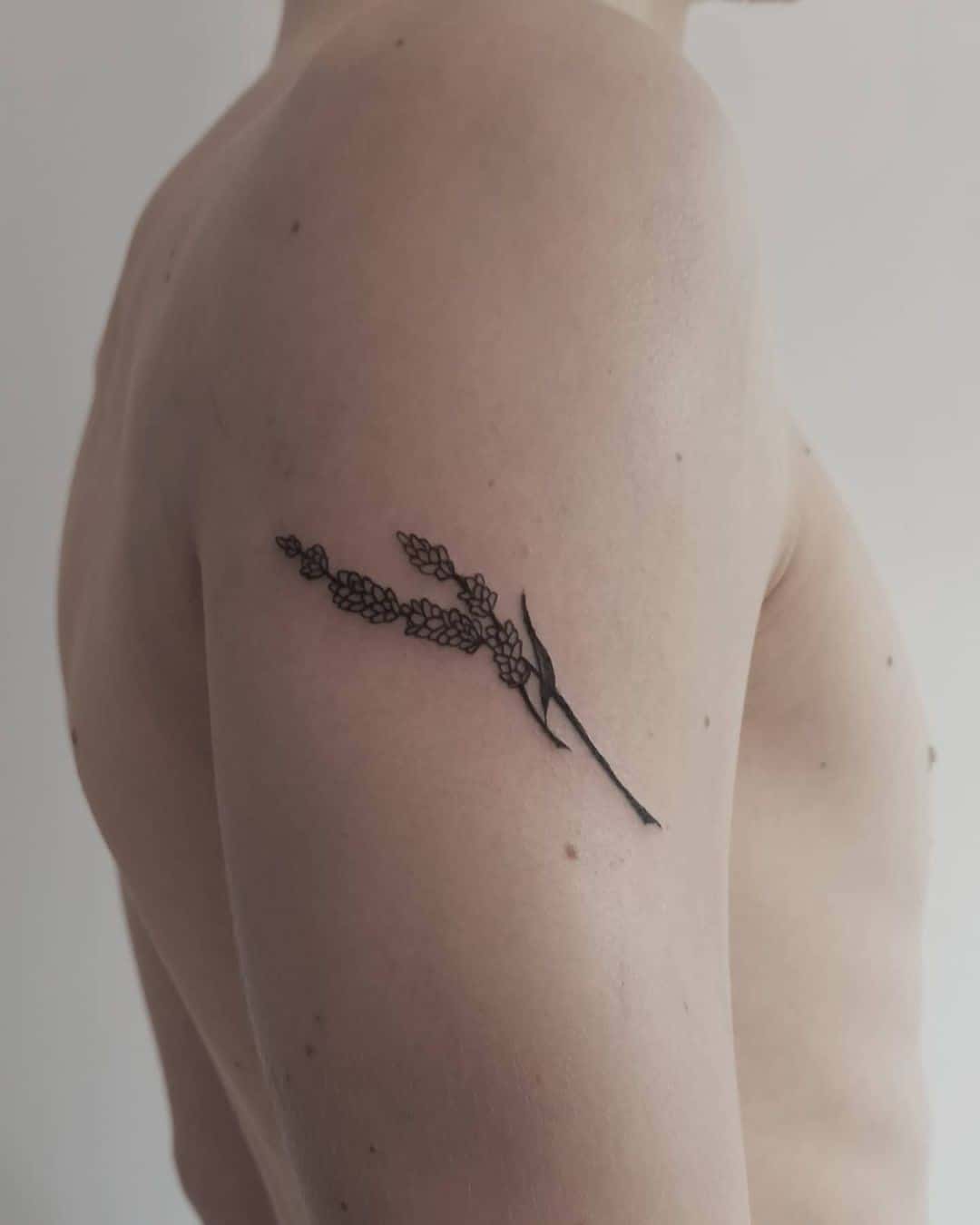 Lilá tatuada no braço