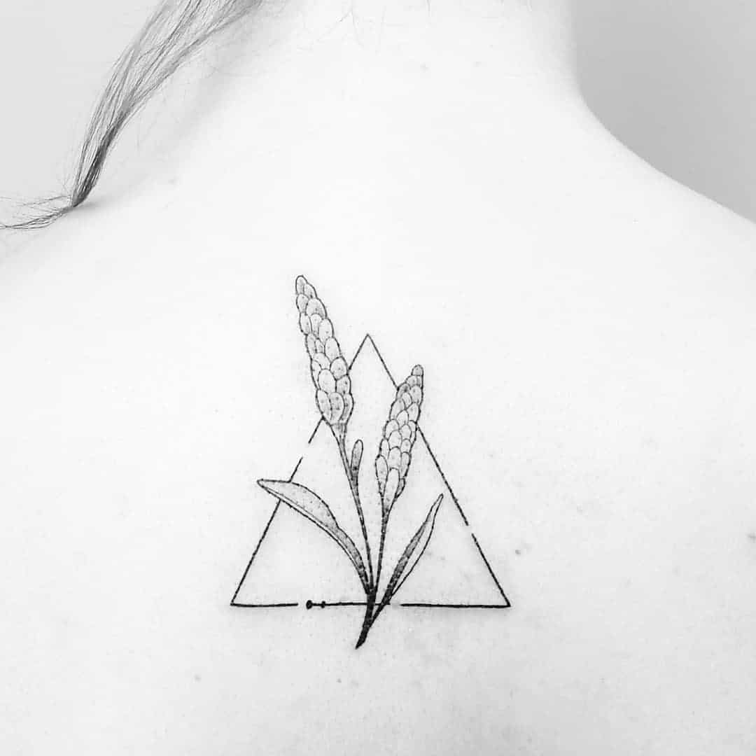 Tatuagem de lavanda nas costas