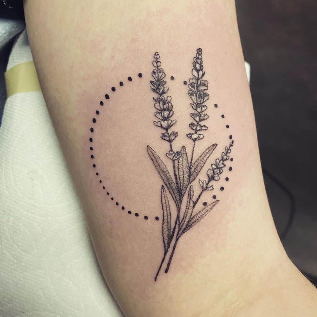 Tatuagem de lavanda em linhas finas e pontos