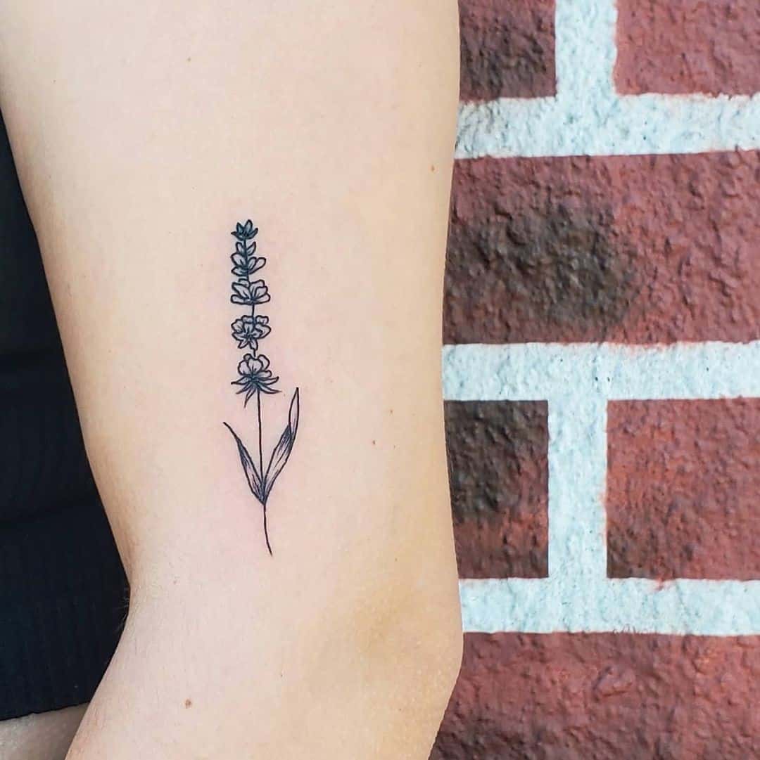Uma Lilá solitária tatuada no braço