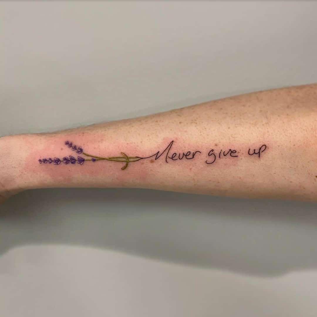 Tatuagem inspiradora de lavanda