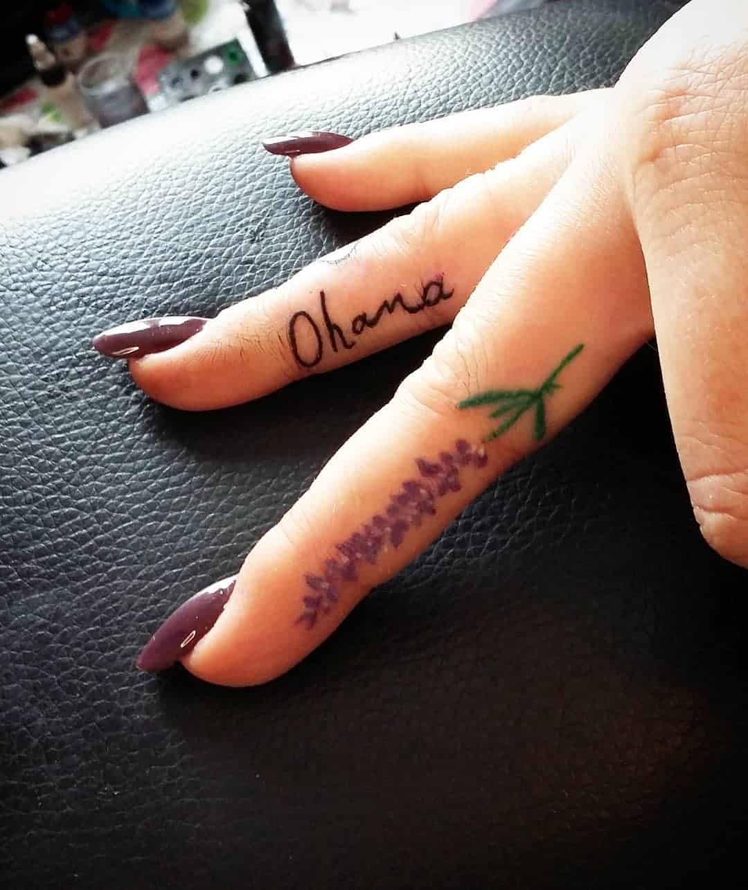 Tatuagem de lavanda em um dedo