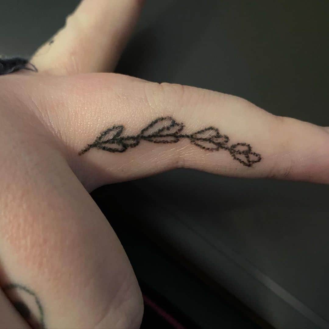 Tatuagem de lavanda simples em um dedo