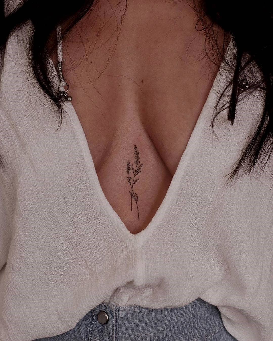 Tatuagem lilás no peito e na caixa torácica