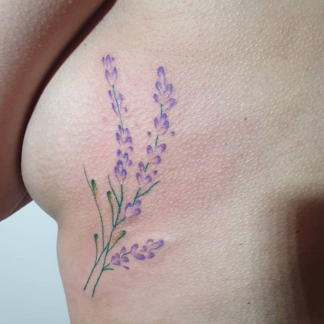 Tatuagem lavanda no peito