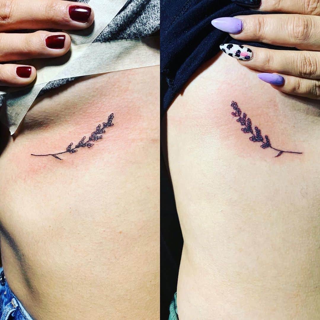 Uma tatuagem solitária de Lilá no peito