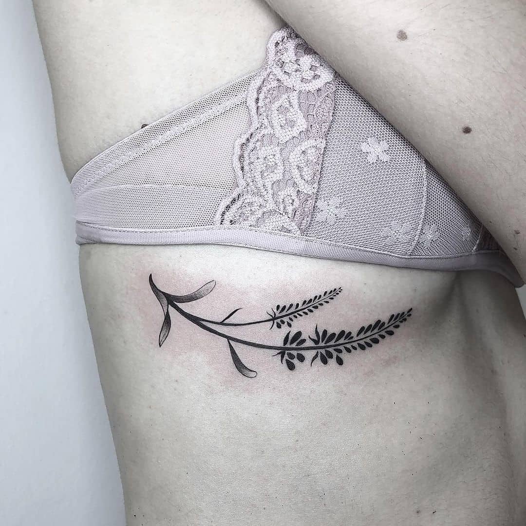Tatuagem preta lavanda no peito
