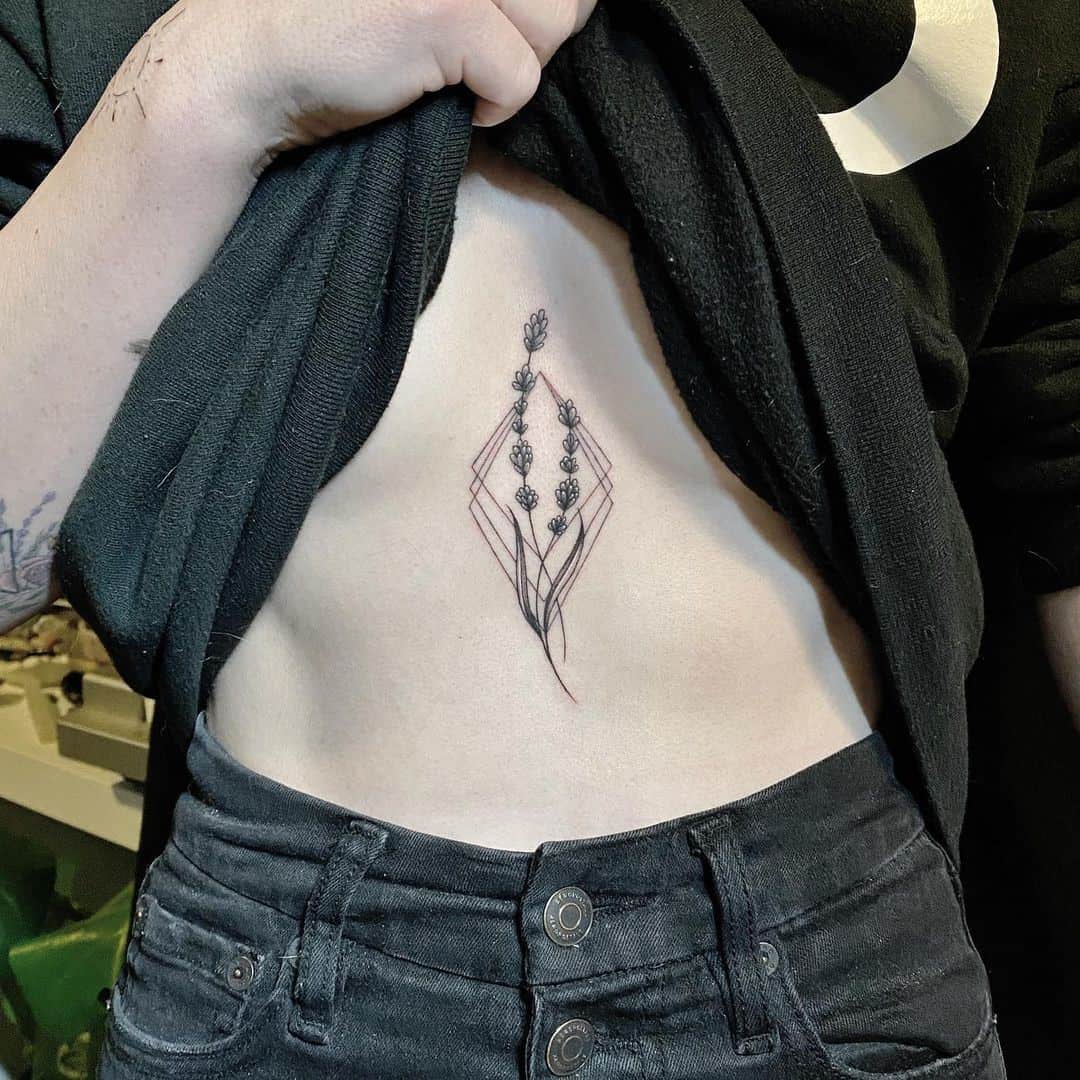 Tatuagem de lavanda e losango na caixa torácica