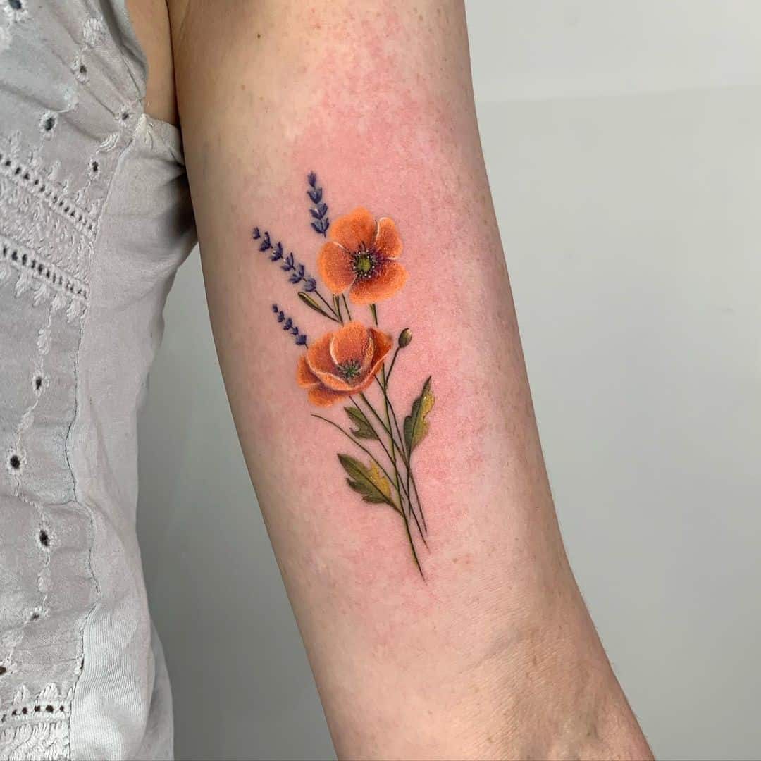 Tatuagem de lavanda com outras flores