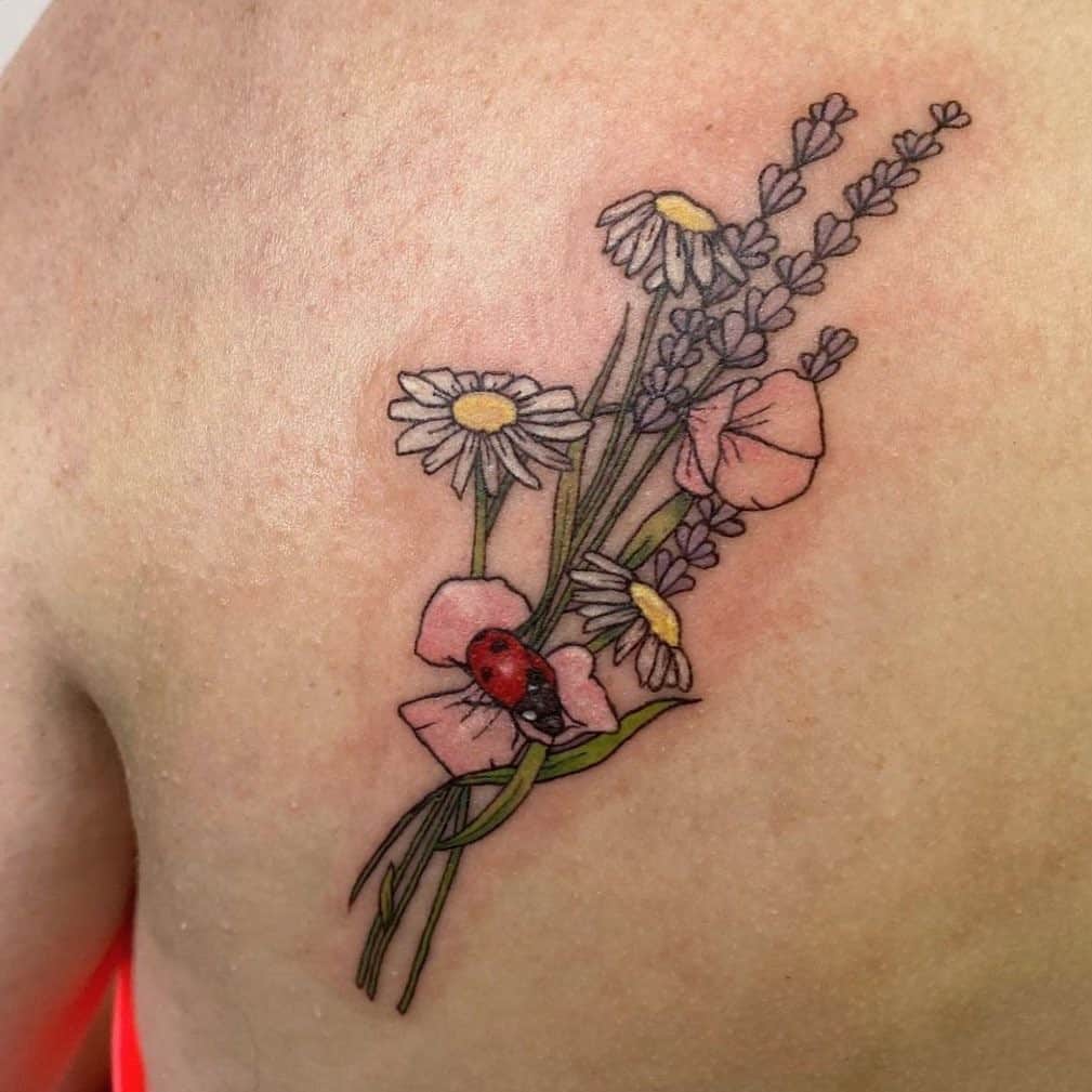 Tatuagem de lavanda e joaninha