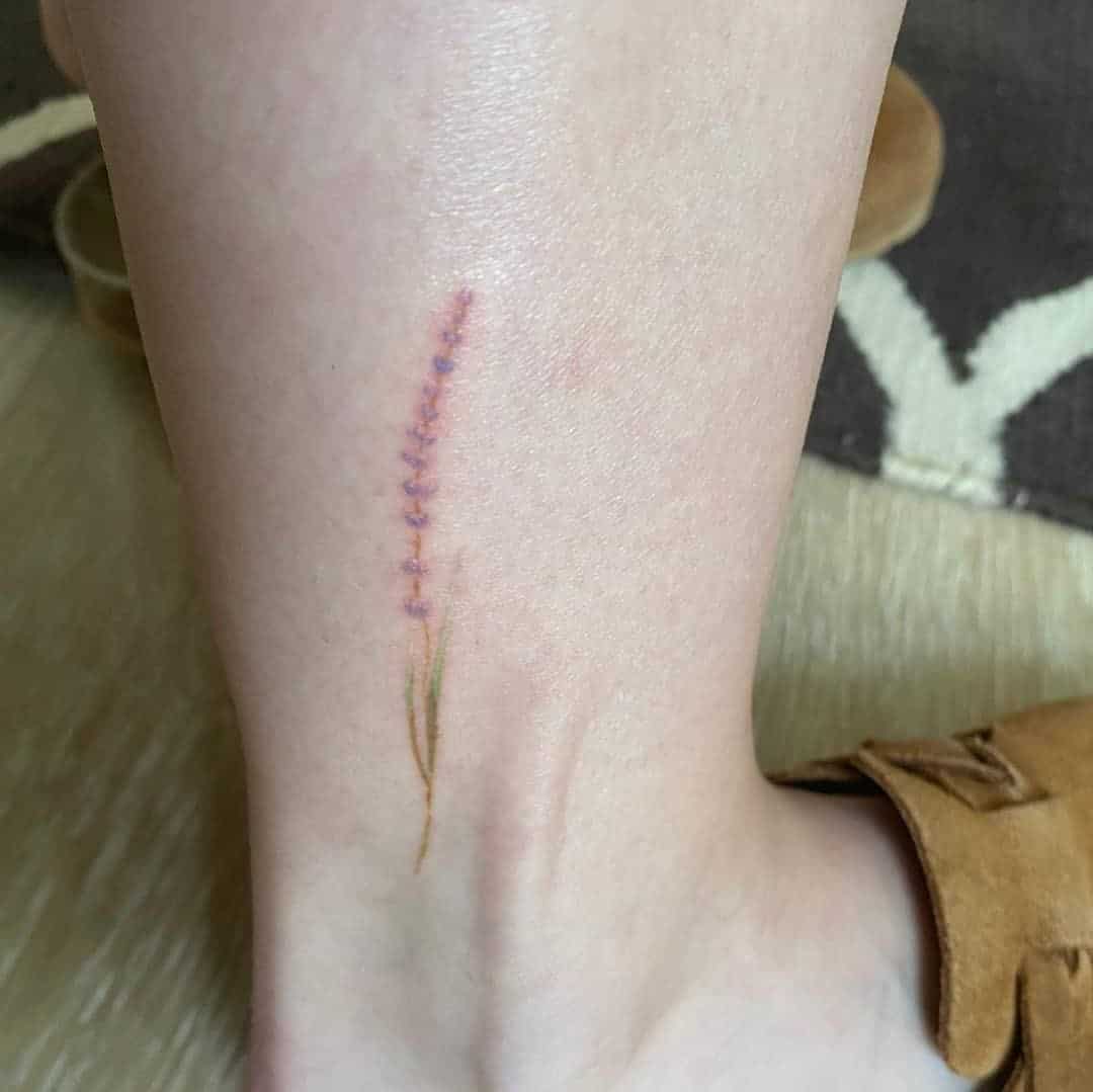Uma tatuagem lavanda no tornozelo