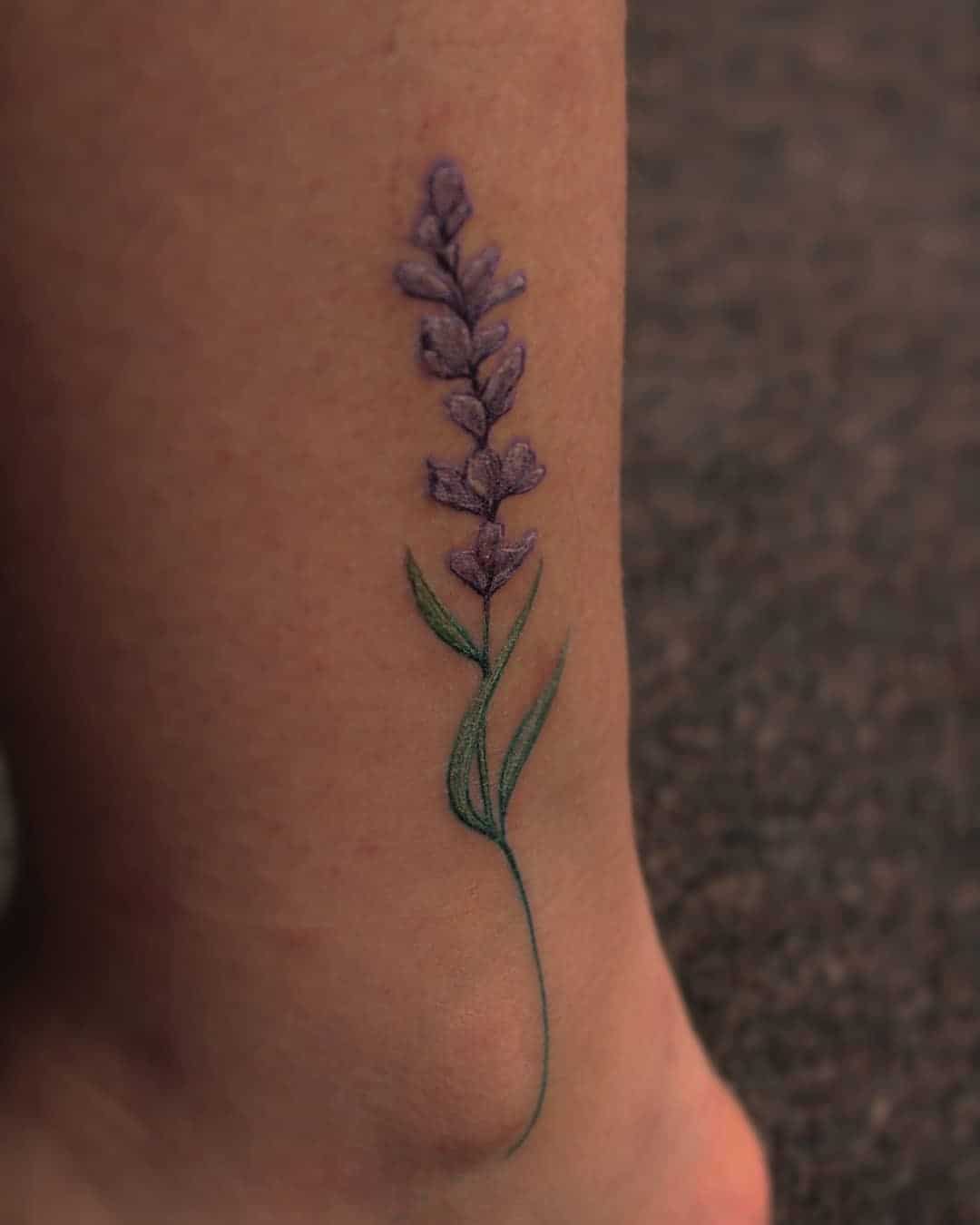 Uma tatuagem roxa lavanda no tornozelo