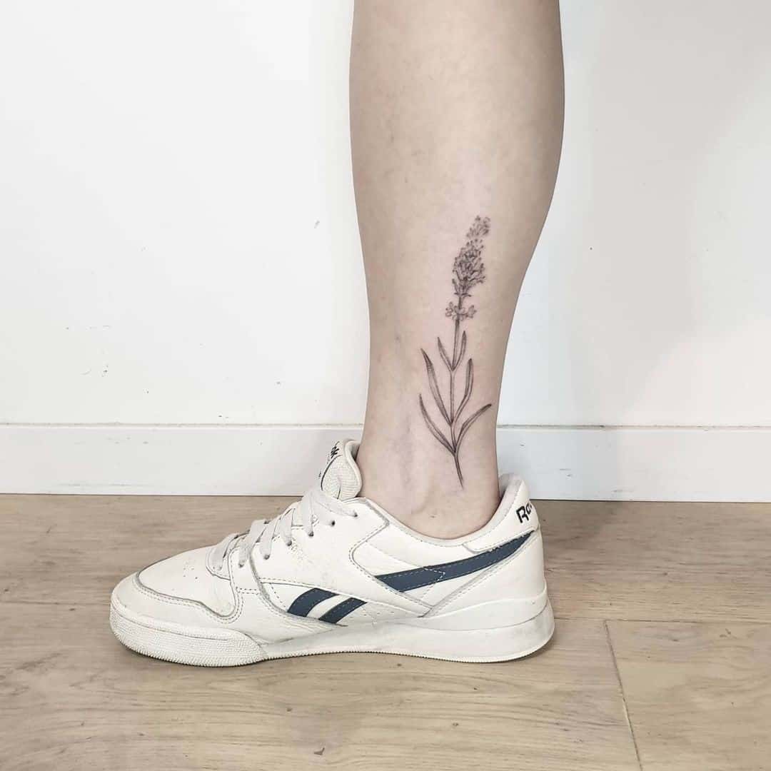 Uma tatuagem lavanda no tornozelo medial