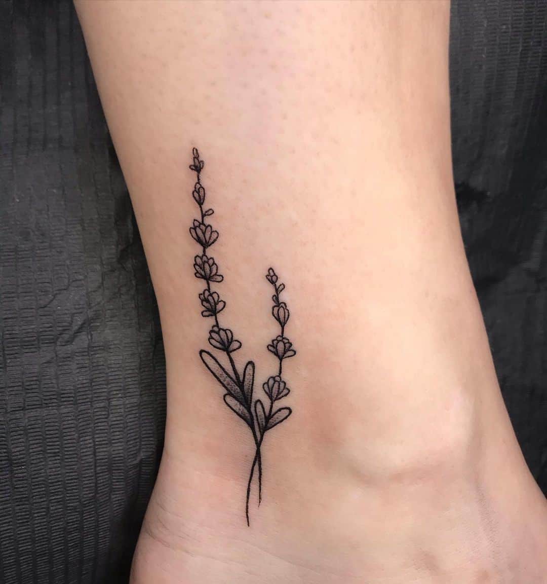 Tatuagem Two Black Lavender no tornozelo