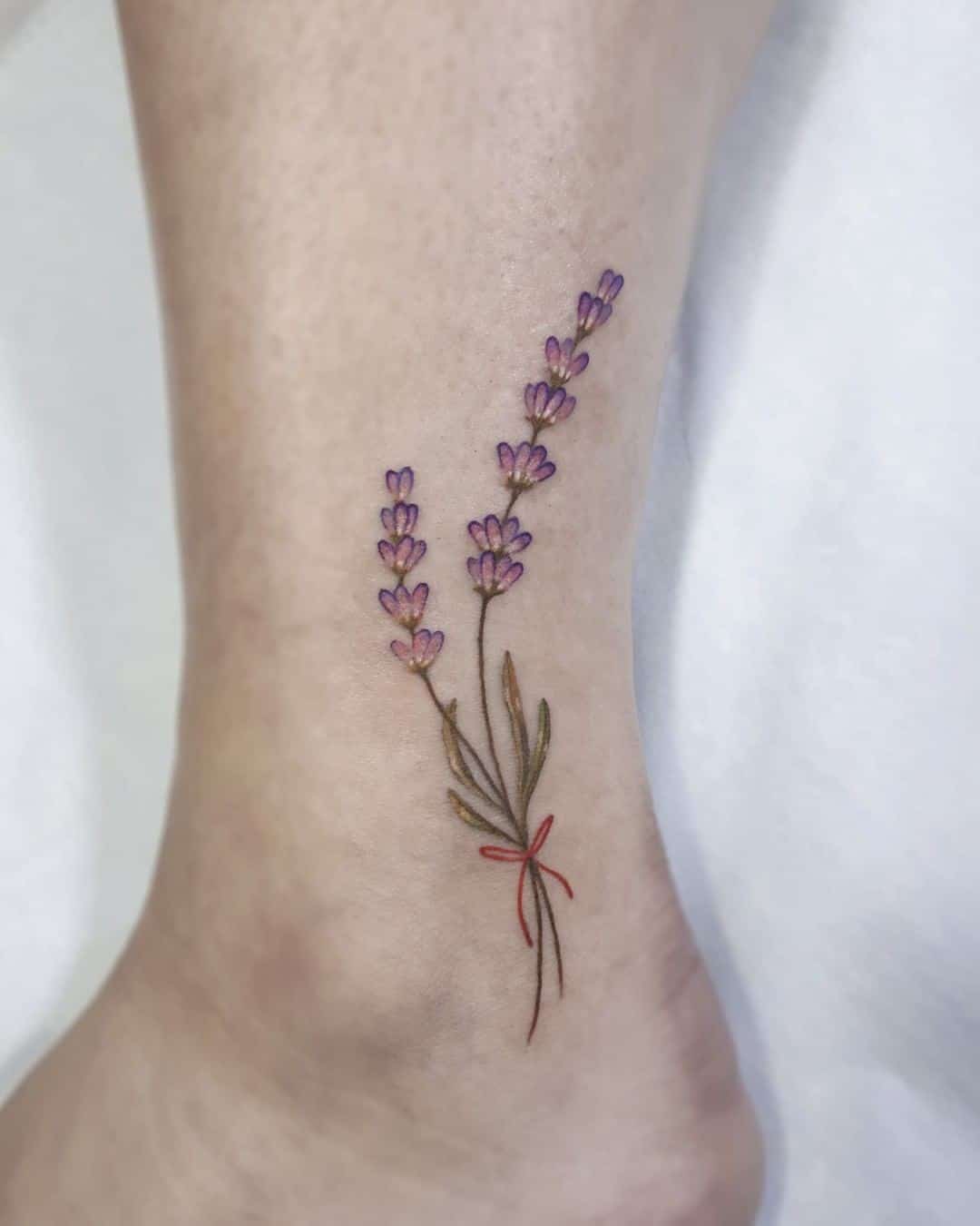 Tatuagem de dois roxos lavanda no tornozelo